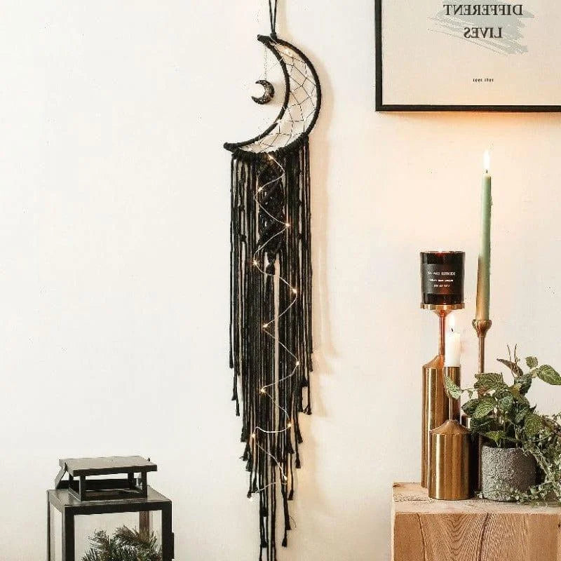 Attrape-rêves suspendu en forme de croissant de lune décoratif avec guirlande lumineuse intégrée. Parfait pour embellir un intérieur moderne et créer une ambiance apaisante. Idéal pour la chambre ou le salon, cet accessoire mural apporte une touche bohème et élégante à votre décoration.