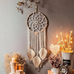 Attrape-rêves mural élégant pour décoration intérieure bohème, idéal pour ajouter une touche apaisante et esthétique à votre espace de vie. Parfait pour une chambre à coucher ou un salon, cet attrape-rêves embellira votre environnement tout en créant une ambiance chaleureuse et accueillante. Accompagné de douces lumières décoratives et de bougies parfumées, il s'intègre parfaitement à un style de décoration naturel et relaxant.