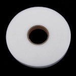 Bobine de fil blanc pour machine à coudre sur fond noir, idéale pour couture et projets créatifs. Accessoire essentiel pour couturiers.