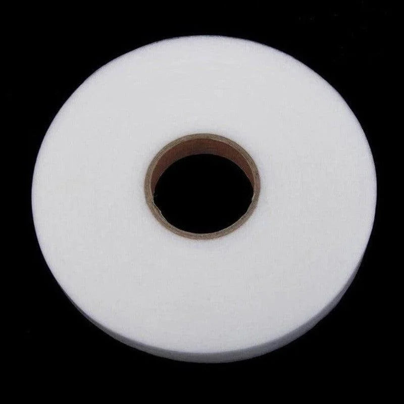Bobine de fil blanc pour machine à coudre sur fond noir, idéale pour couture et projets créatifs. Accessoire essentiel pour couturiers.