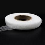 Rouleau de bande adhésive blanche pour usage multifonction, idéale pour les travaux de couture, l'artisanat et les projets de DIY. Facile à découper et à appliquer, parfait pour fixer ou assembler divers matériaux avec précision. Accessoire incontournable pour les passionnés de travaux manuels.