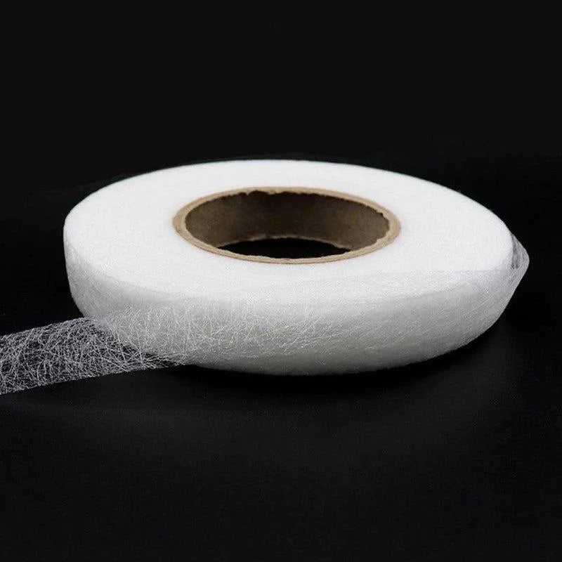 Rouleau de bande adhésive blanche pour usage multifonction, idéale pour les travaux de couture, l'artisanat et les projets de DIY. Facile à découper et à appliquer, parfait pour fixer ou assembler divers matériaux avec précision. Accessoire incontournable pour les passionnés de travaux manuels.