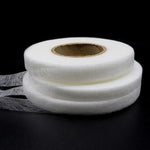 Bobines de ruban adhésif blanc ultra-fin, idéales pour des applications précises et discrètes. Parfait pour une utilisation en atelier ou à la maison, garantissant une fixation efficace et durable.