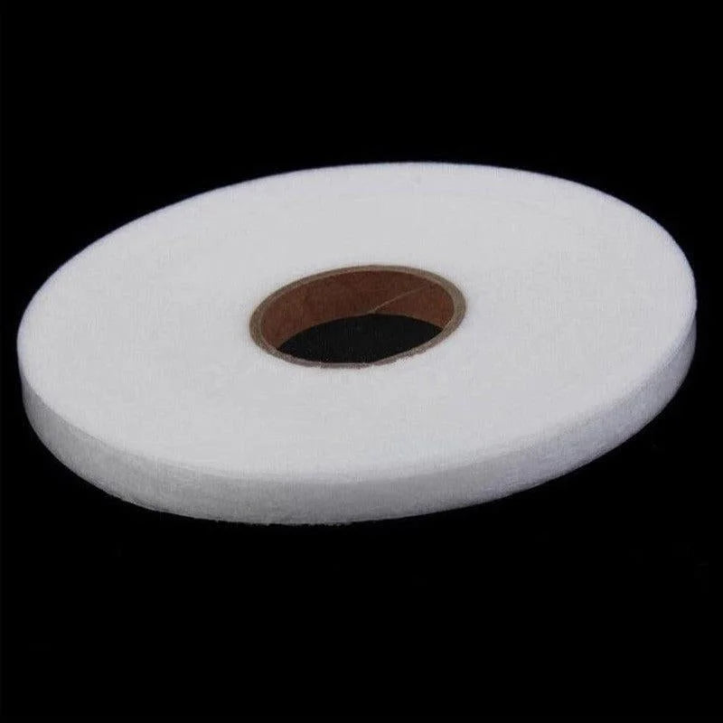 Bobine de ruban blanc pour couture et loisirs créatifs, rouleau pratique pour projets de confection ou d'embellissement, accessoire indispensable pour ateliers de fabrication artisanale, vue sur fond noir pour un contraste élégant.