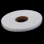 Bobine de ruban blanc pour couture et loisirs créatifs, rouleau pratique pour projets de confection ou d'embellissement, accessoire indispensable pour ateliers de fabrication artisanale, vue sur fond noir pour un contraste élégant.
