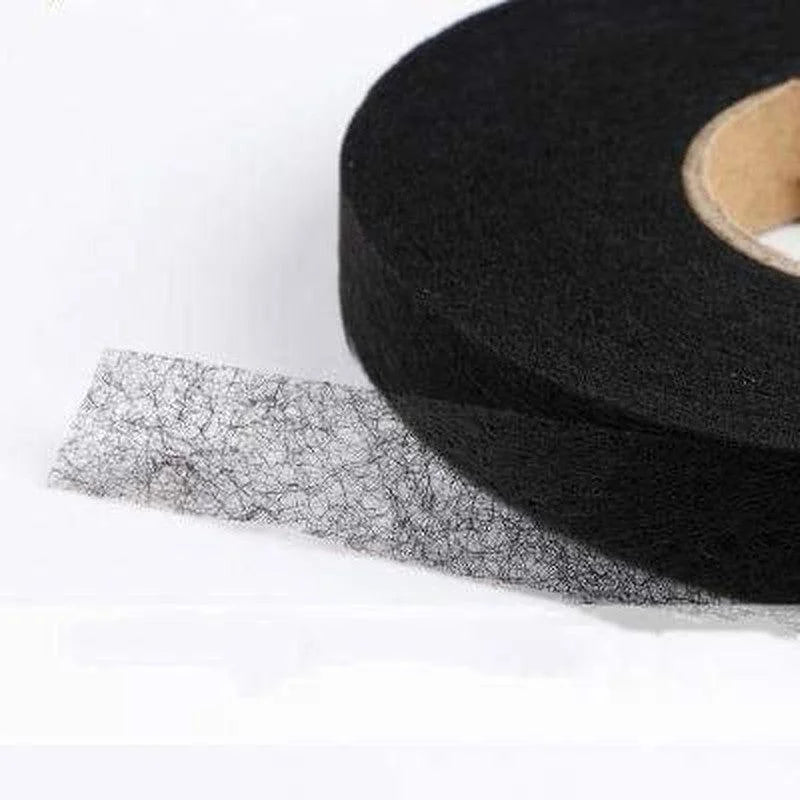 Rouleau de bande adhésive noire polyvalente pour projets de bricolage et réparations domestiques. Grâce à son design pratique et sa largeur adaptée, cette bande est idéale pour des applications variées. Sa couleur noire s’harmonise facilement avec divers environnements, ajoutant une touche d’élégance aux finitions. Utilisation simple et efficace pour coller, fixer ou sceller avec précision. Essentiel pour les amateurs de bricolage et professionnels cherchant une solution fiable.