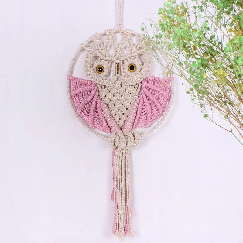 Suspension murale décorative représentant une chouette avec des ailes roses, idéale pour apporter une touche bohème à votre intérieur. Appréciée pour son design artisanal et ses détails soignés, elle s'intègre parfaitement dans une chambre, un salon ou un espace créatif. Accessoire tendance pour une décoration unique et personnalisée.