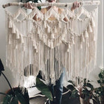 Pendentif mural bohème en macramé avec franges et motifs géométriques, idéal pour la décoration intérieure. Pièce artisanale ajoutant une touche élégante et naturelle à votre salon ou chambre. Parfait pour un style de vie bohème et chaleureux. Accessoire décoratif unique pour embellir n'importe quel espace.
