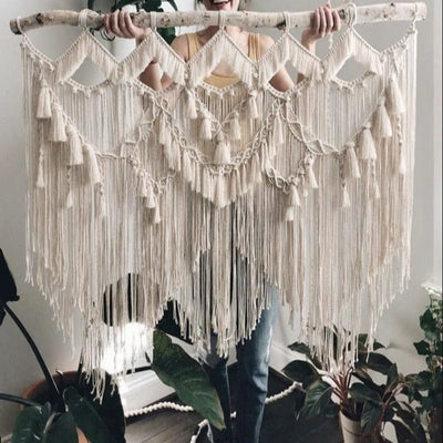Pendentif mural bohème en macramé avec franges et motifs géométriques, idéal pour la décoration intérieure. Pièce artisanale ajoutant une touche élégante et naturelle à votre salon ou chambre. Parfait pour un style de vie bohème et chaleureux. Accessoire décoratif unique pour embellir n'importe quel espace.