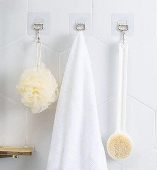 Support mural pour salle de bain avec crochets adhésifs pour organiser les accessoires comme la fleur de douche, la serviette et la brosse de bain. Optimisez l'espace et gardez votre espace de douche propre et ordonné avec ces pratiques crochets muraux. Installation facile et sans outils requise. Idéal pour un rangement efficace dans la salle de bain.