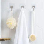 Support mural pour salle de bain avec crochets adhésifs pour organiser les accessoires comme la fleur de douche, la serviette et la brosse de bain. Optimisez l'espace et gardez votre espace de douche propre et ordonné avec ces pratiques crochets muraux. Installation facile et sans outils requise. Idéal pour un rangement efficace dans la salle de bain.