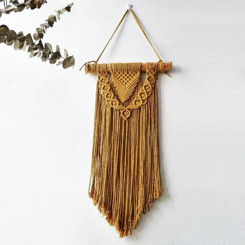 Décoration murale en macramé tressé, design bohème chic pour embellir votre intérieur. Élément parfait pour ajouter une touche artistique et chaleureuse à votre salon, chambre ou bureau. Profitez de son style unique et de ses détails délicats pour créer une ambiance accueillante. Accessoire décoratif idéal pour personnaliser et sublimer vos espaces de vie avec élégance.
