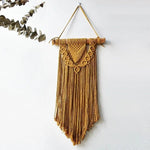 Décoration murale en macramé tressé, design bohème chic pour embellir votre intérieur. Élément parfait pour ajouter une touche artistique et chaleureuse à votre salon, chambre ou bureau. Profitez de son style unique et de ses détails délicats pour créer une ambiance accueillante. Accessoire décoratif idéal pour personnaliser et sublimer vos espaces de vie avec élégance.