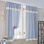 rideau fenetre bleu blanc vichy rustique fleurs decoration élégante tringle fleuri cadres étagère chambre