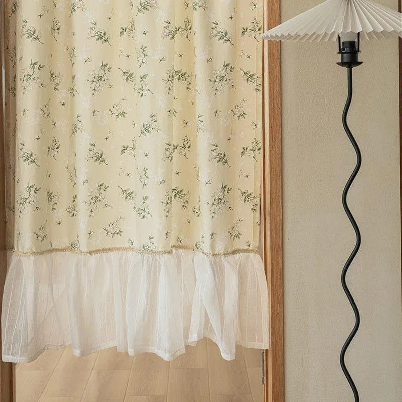 Rideau floral avec volant transparent, idéal pour ajouter une touche élégante à votre intérieur. Son design romantique s'intègre parfaitement dans une ambiance vintage ou champêtre, apportant charme et douceur à votre décoration. Parfait pour une chambre ou un salon.