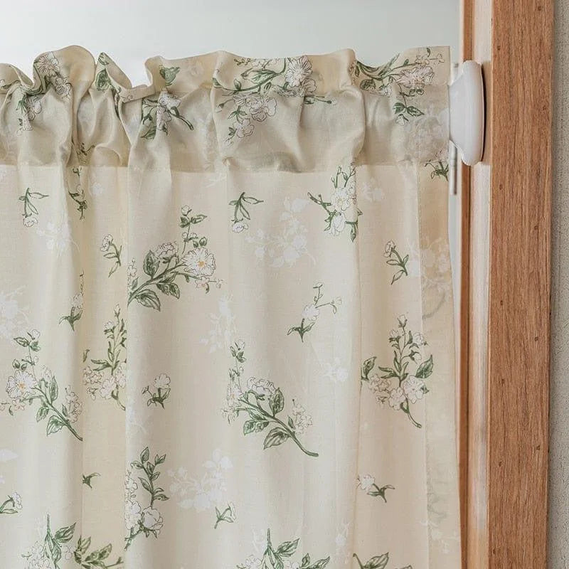 Rideau à motif floral vintage sur fond beige, idéal pour ajouter une touche champêtre à votre décoration intérieure. Parfait pour les petites fenêtres, ce rideau apporte une ambiance douce et naturelle à votre espace de vie. Fixation facile grâce à sa tringle extensible. Convient pour la cuisine, le salon ou la chambre. Style élégant et intemporel pour un intérieur accueillant et harmonieux.