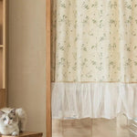 Rideau de style romantique avec motifs floraux délicats, parfait pour ajouter une touche de charme à toute pièce. Ce rideau élégant, avec ses détails raffinés, s'intègre parfaitement dans une décoration intérieure cosy et chaleureuse. Créez une ambiance apaisante et accueillante dans votre salon ou chambre à coucher avec cet élément décoratif intemporel.