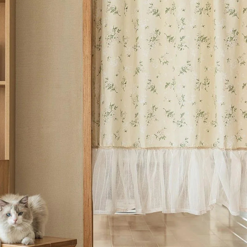 Rideau de style romantique avec motifs floraux délicats, parfait pour ajouter une touche de charme à toute pièce. Ce rideau élégant, avec ses détails raffinés, s'intègre parfaitement dans une décoration intérieure cosy et chaleureuse. Créez une ambiance apaisante et accueillante dans votre salon ou chambre à coucher avec cet élément décoratif intemporel.