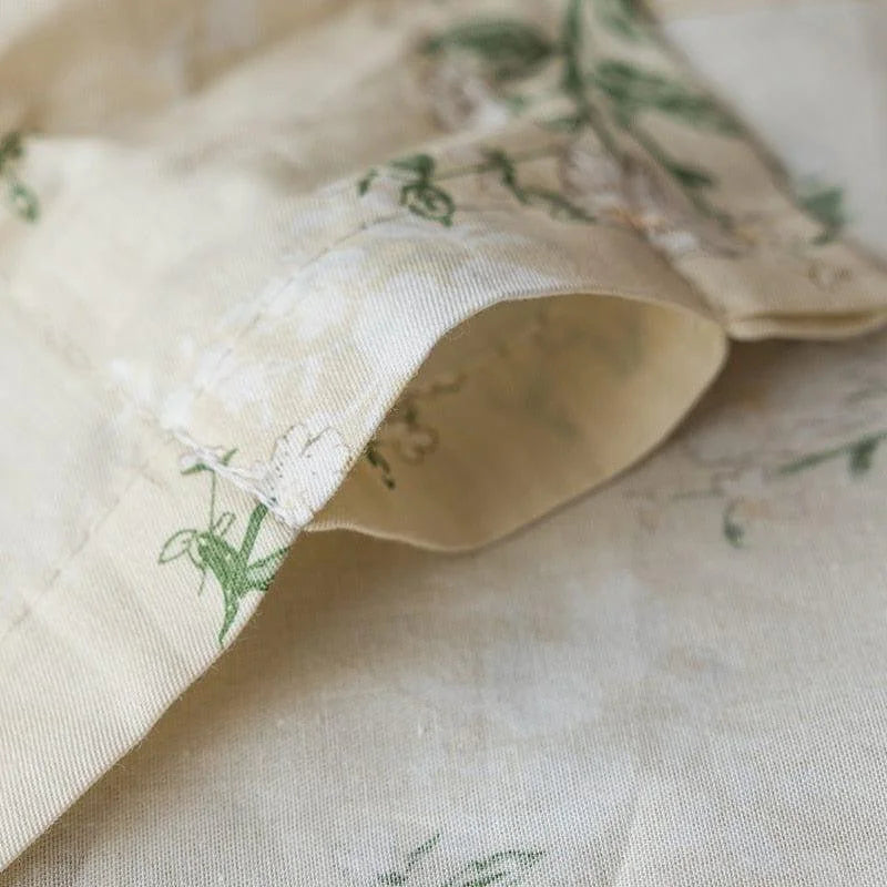Chemise beige à motifs végétaux, élégante et délicate, parfaite pour un style naturel et décontracté. Idéale pour les occasions estivales, cette chemise apporte une touche de fraîcheur et de légèreté à votre garde-robe.