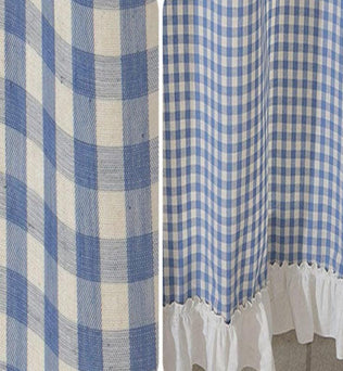 Rideau à carreaux bleu et blanc avec volants, idéal pour ajouter une touche rustique et charmante à votre intérieur. Parfait pour la décoration de cuisines, salons ou chambres à coucher, ce rideau assure une ambiance chaleureuse et accueillante.