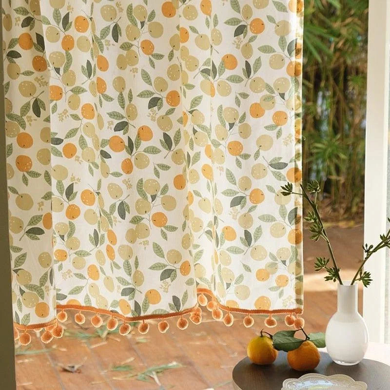 Rideau de décoration intérieur à motif fruits et feuillages, parfait pour ajouter une touche de fraîcheur et de couleur à votre maison. Idéal pour le salon ou la cuisine. Design fruité avec finitions originales pour une ambiance naturelle et lumineuse.
