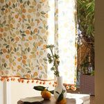 Rideau décoratif avec motif agrumes, ajoutant une touche de fraîcheur estivale à votre intérieur. Idéal pour illuminer votre pièce avec des tons chauds d'orange et de vert, créant une ambiance naturelle et accueillante. Accessoire parfait pour sublimer votre décoration tout en filtrant délicatement la lumière du soleil.