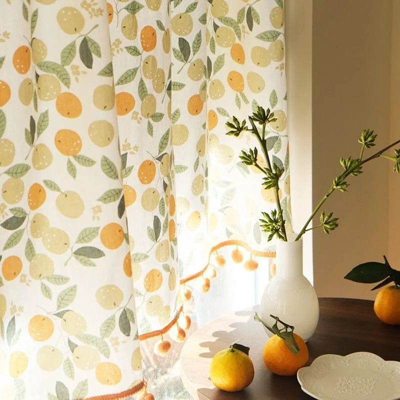 Rideau à motifs d'oranges et de feuilles vertes pour salon accueillant, idéal pour ajouter une touche de nature et de fraîcheur à votre décoration intérieure. Accessoire parfait pour embellir votre espace de vie avec un style fruité et lumineux. Décoration de fenêtre qui laisse entrer la lumière tout en préservant l'intimité.