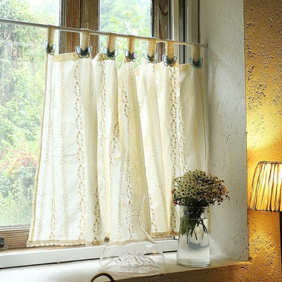 Rideaux élégants de style vintage avec imprimé floral, suspendus à la fenêtre avec des attaches en forme de papillon. Décoration intérieure chaleureuse et lumineuse, parfaite pour ajouter une touche de charme à votre maison. Idéal pour une ambiance romantique et rustique, ces rideaux s'adaptent parfaitement aux espaces de vie tels que le salon ou la chambre.