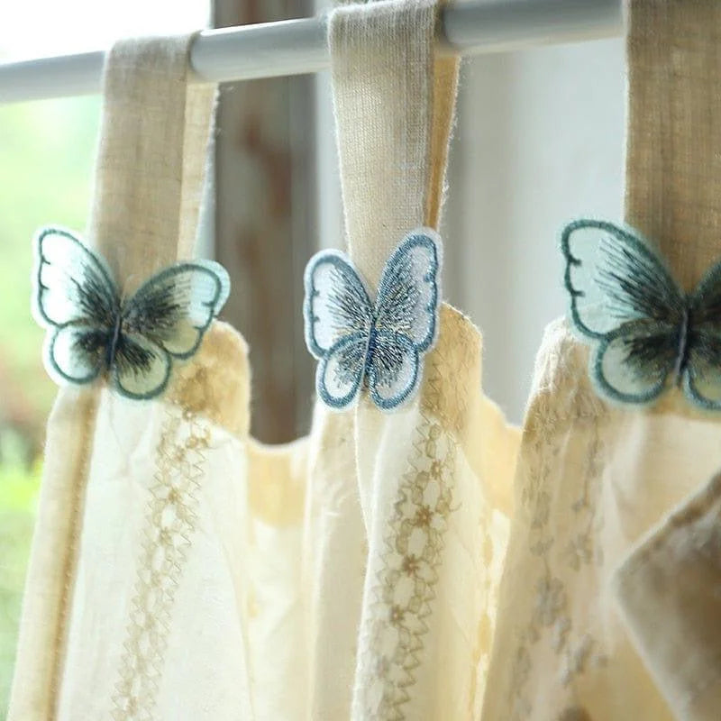 Rideaux élégants avec broderies en forme de papillon bleu, apportant une touche de nature et de douceur à votre décoration intérieure. Conçus pour embellir n'importe quelle pièce, ils capturent la lumière et ajoutent une ambiance apaisante à votre espace de vie.