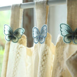 Rideaux élégants avec broderies en forme de papillon bleu, apportant une touche de nature et de douceur à votre décoration intérieure. Conçus pour embellir n'importe quelle pièce, ils capturent la lumière et ajoutent une ambiance apaisante à votre espace de vie.