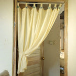 Rideau suspendu décoratif pour porte intérieure, de couleur jaune pastel, orné de papillons. Idéal pour ajouter une touche élégante et chaleureuse à votre intérieur, tout en délimitant les espaces avec style et simplicité. Parfait pour une utilisation dans les maisons rustiques ou modernes.