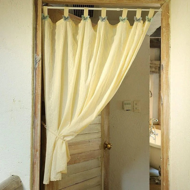 Rideau suspendu décoratif pour porte intérieure, de couleur jaune pastel, orné de papillons. Idéal pour ajouter une touche élégante et chaleureuse à votre intérieur, tout en délimitant les espaces avec style et simplicité. Parfait pour une utilisation dans les maisons rustiques ou modernes.