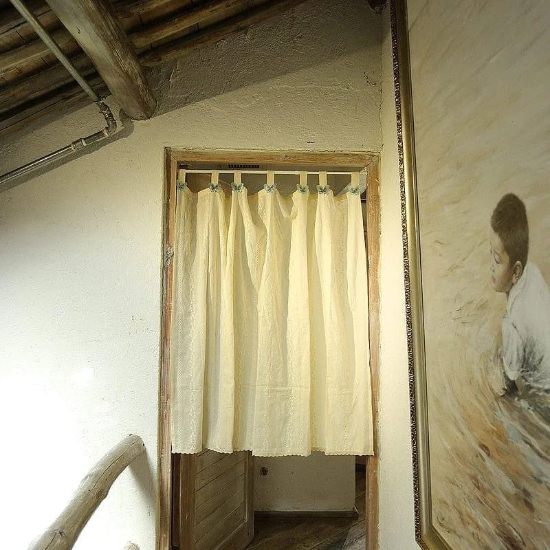 Rideau de séparation intérieure élégant pour portes, ajoutant une touche de charme rustique à votre espace. Idéal pour apporter intimité et style à tout intérieur, ce rideau s'adapte parfaitement aux entrées et passages, complétant harmonieusement la décoration de votre maison. Transformez vos espaces avec cet accessoire décoratif polyvalent et attrayant.