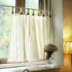 Rideaux élégants de style vintage avec imprimé floral, suspendus à la fenêtre avec des attaches en forme de papillon. Décoration intérieure chaleureuse et lumineuse, parfaite pour ajouter une touche de charme à votre maison. Idéal pour une ambiance romantique et rustique, ces rideaux s'adaptent parfaitement aux espaces de vie tels que le salon ou la chambre.