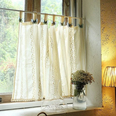 Rideaux élégants de style vintage avec imprimé floral, suspendus à la fenêtre avec des attaches en forme de papillon. Décoration intérieure chaleureuse et lumineuse, parfaite pour ajouter une touche de charme à votre maison. Idéal pour une ambiance romantique et rustique, ces rideaux s'adaptent parfaitement aux espaces de vie tels que le salon ou la chambre.