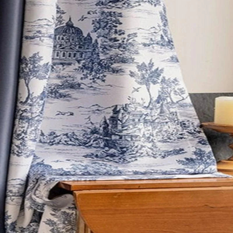 Rideau élégant à motif imprimé bleu sur fond blanc, mettant en valeur des scènes champêtres et architecturales, idéal pour ajouter une touche classique et sophistiquée à votre salon. Ce rideau complètement occultant assure l'intimité tout en décorant avec goût votre intérieur.