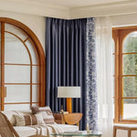 Rideaux élégants et modernes pour salon, combinant des teintes bleu marine et motifs floraux raffinés. Parfaits pour ajouter une touche de luxe et d'intimité à votre espace de vie. Accessoire idéal pour toute décoration intérieure contemporaine.