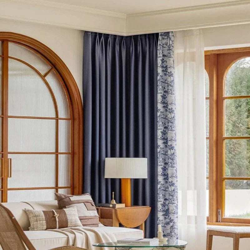 Rideaux élégants et modernes pour salon, combinant des teintes bleu marine et motifs floraux raffinés. Parfaits pour ajouter une touche de luxe et d'intimité à votre espace de vie. Accessoire idéal pour toute décoration intérieure contemporaine.