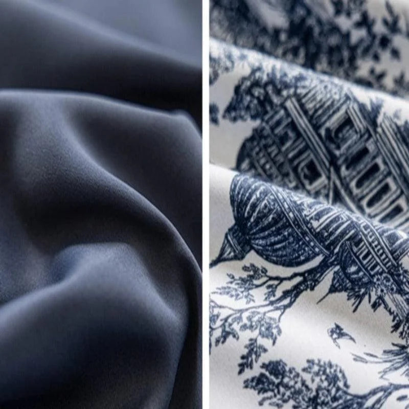 Deux tissus élégants aux motifs distincts : à gauche, un bleu uni intense ; à droite, un imprimé sophistiqué en nuances de bleu avec des motifs architecturaux. Idéal pour des créations de mode ou de décoration intérieure chic.