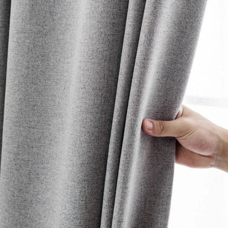 Rideau élégant gris clair pour salon ou chambre, offrant une touche moderne et épurée à votre intérieur. Idéal pour filtrer la lumière tout en ajoutant une touche de sophistication à votre espace de vie.