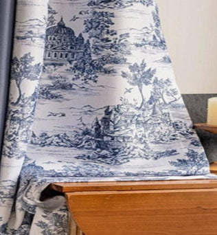 Rideau élégant à motif imprimé bleu sur fond blanc, mettant en valeur des scènes champêtres et architecturales, idéal pour ajouter une touche classique et sophistiquée à votre salon. Ce rideau complètement occultant assure l'intimité tout en décorant avec goût votre intérieur.