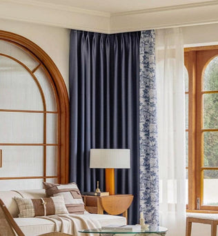 Rideaux élégants et modernes pour salon, combinant des teintes bleu marine et motifs floraux raffinés. Parfaits pour ajouter une touche de luxe et d'intimité à votre espace de vie. Accessoire idéal pour toute décoration intérieure contemporaine.