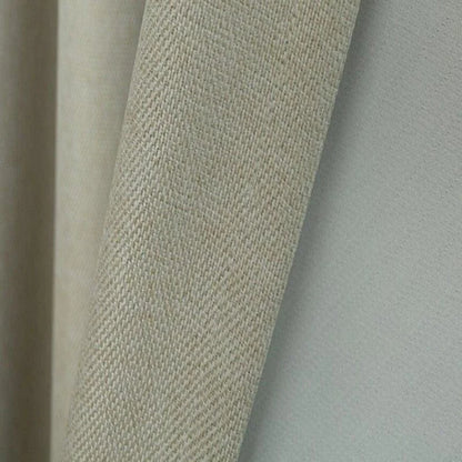 Rideaux beiges élégants, parfaits pour un salon ou une chambre, ajoutant une touche de sophistication et de confort à votre intérieur. Modèle contemporain avec un design épuré pour harmoniser votre décoration.
