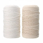 Bobines de fil enroulées, idéales pour loisirs créatifs et projets de bricolage. Disponibles en blanc et beige, parfaites pour le macramé, la décoration ou les travaux manuels. Taille adaptée pour faciliter l'utilisation et le rangement.