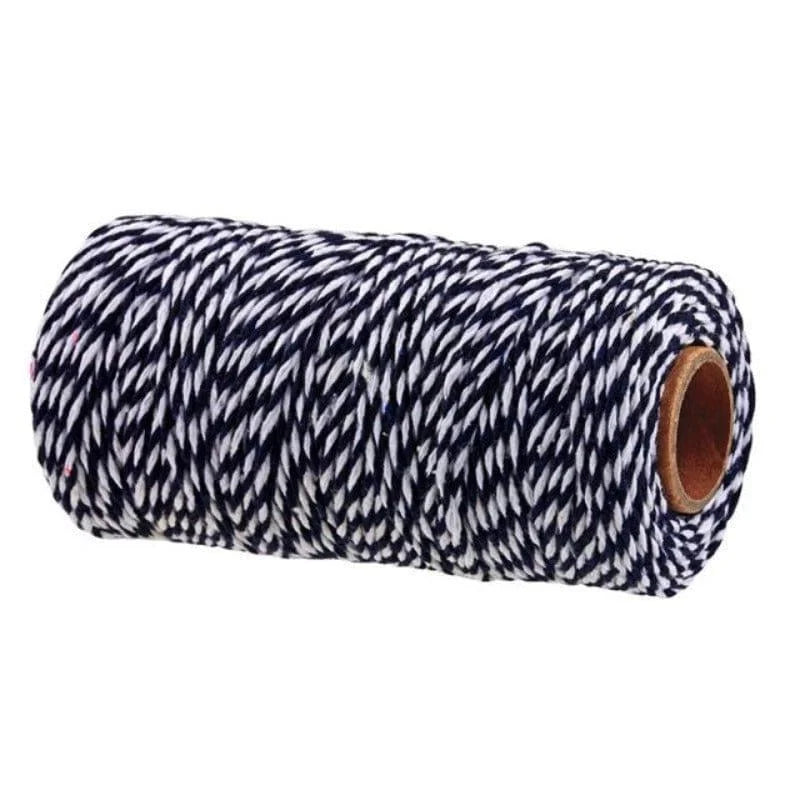 Bobine de fil torsadé noir et blanc, idéale pour les projets de bricolage, l'emballage de cadeaux ou les travaux manuels créatifs. Parfaite pour ajouter une touche esthétique à vos créations artisanales.