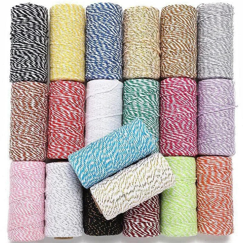 Bobines de ficelles colorées pour projets créatifs et artisanat, disponibles en plusieurs couleurs vives. Idéales pour emballages cadeaux, décoration, loisirs créatifs et DIY. Parfait pour ajouter une touche originale et personnalisée à vos créations.