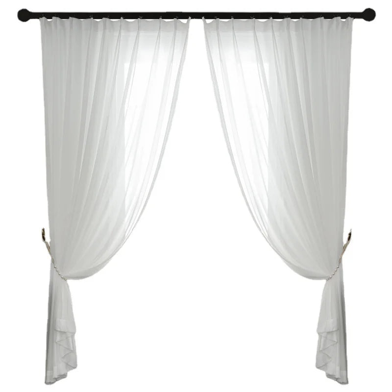 Voilage blanc accroché avec embrasses décoratives sur une tringle noire.