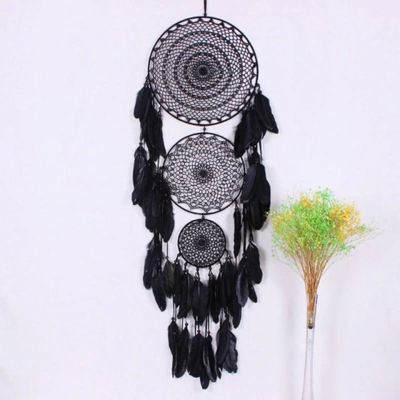 Attrape-rêves noir suspendu avec plumes élégantes, parfait pour décorer une chambre ou un salon, apportant une touche bohème et apaisante à votre intérieur. Objet décoratif idéal pour filtrer les rêves et créer une ambiance relaxante.