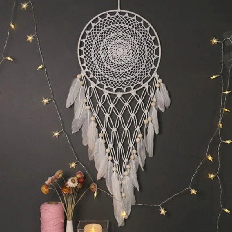 Capteur de rêves élégant avec plumes décoratives blanches, idéal pour une décoration murale bohème. Parfait pour créer une ambiance apaisante dans une chambre ou un salon. Associations harmonieuses avec des guirlandes lumineuses et décorations florales. Idéal pour ajouter une touche de sérénité et de mystère à votre intérieur.