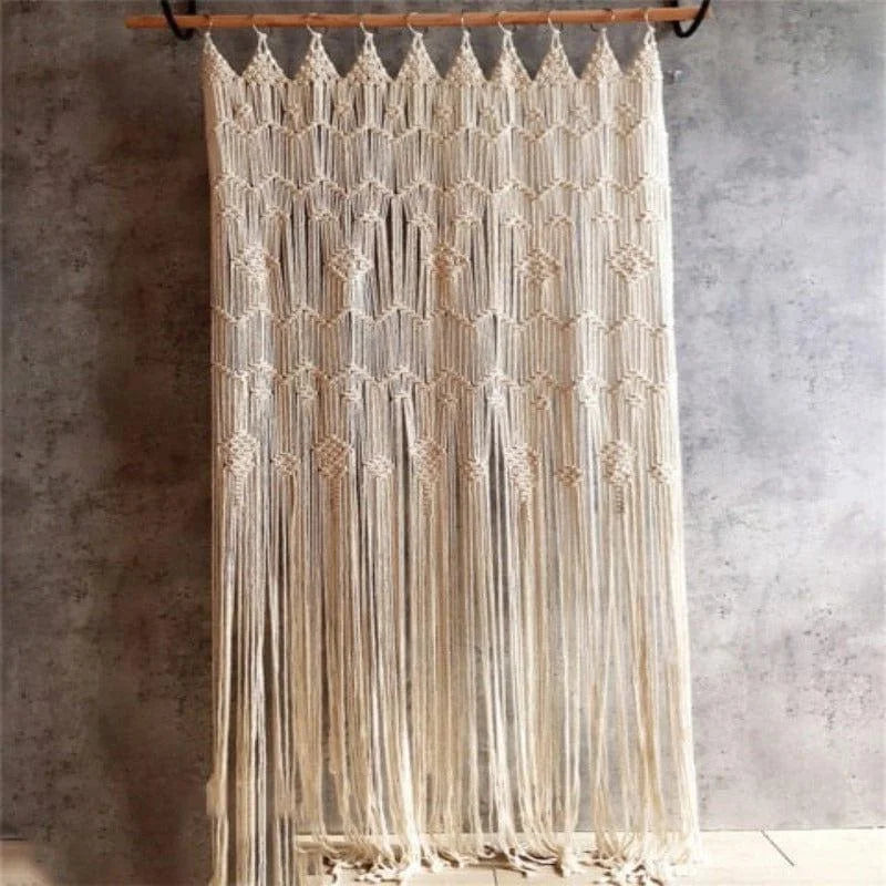 Rideau décoratif en macramé beige, design artisanal élégant, parfait pour ajouter une touche bohème à votre intérieur. Idéal pour séparer des espaces ou décorer des fenêtres avec style. Convient à toutes les pièces de la maison pour une ambiance chaleureuse et invitante.